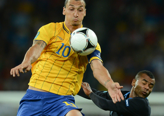 "إبراهيموفيتش خلال مباراة السويد وإنجلترا"