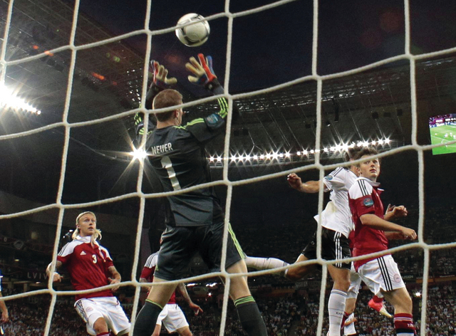 "هدف بندر فى مرمى الدنمارك"