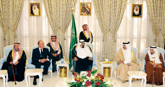 "عبدالله بن عبدالعزيز مستقبلا الملكين البحريني حمد بن عيسى والإسباني خوان كارلوس خلال تلقيه التعازي"