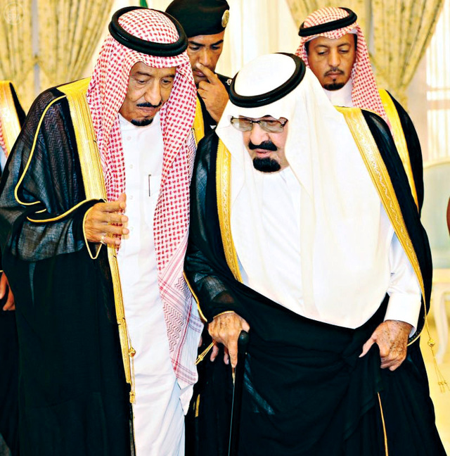 "العاهل السعودي مع الأمير سلمان خلال تلقي التعازي أمس"