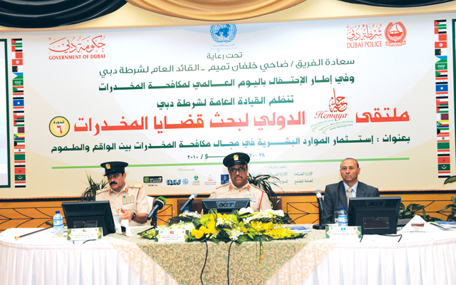 "ضاحي خلفان والمزينة خلال الملتقى السادس\t \"ارشيفية\""