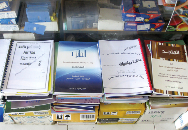"الطلبة يتهافتون على شراء الملخصات خلال فترة الامتحانات"