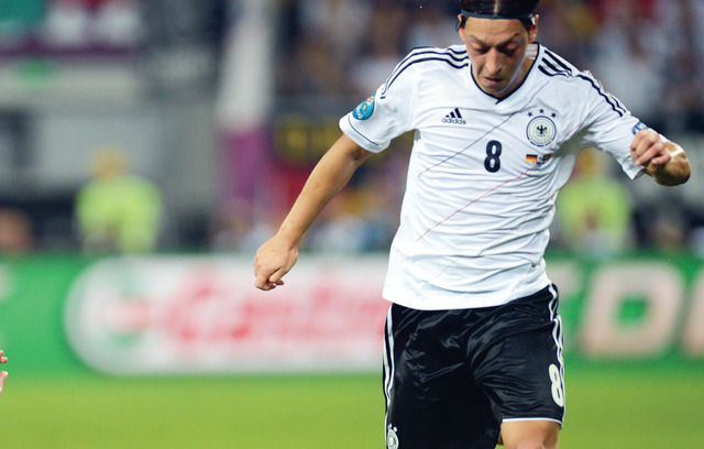 "مسعود أوزيل أمل المانشافت في تجاوز مفاجآت اليونان"