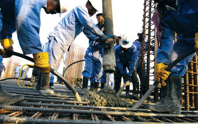 "دور كبير لوزارة العمل في الحفاظ على سلامة العمال \t(أرشيفية)"