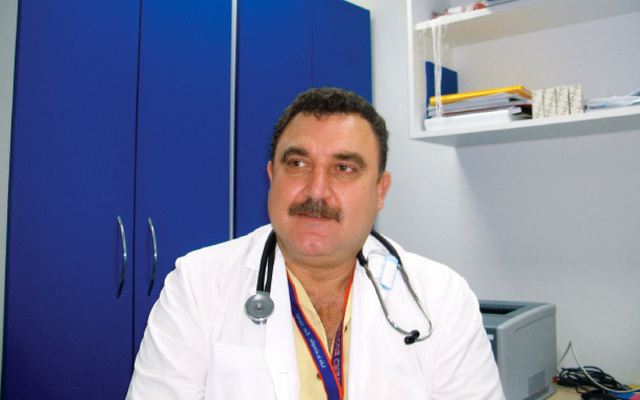 "د. فيكتور :  يجب تجنب وضع الزيوت والكريمات على الجلد لأنها تمنع التعرق"