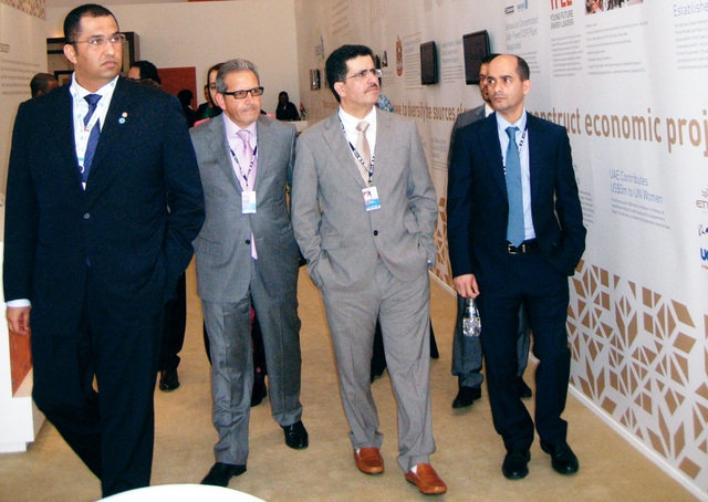 "الجابر والطاير أثناء جولتهما في جناح الإمارات"