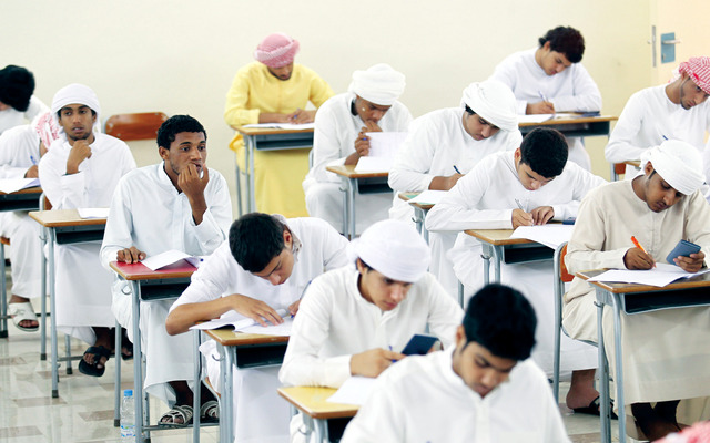 "الامتحانات في مدرسة دبي للبنين"
