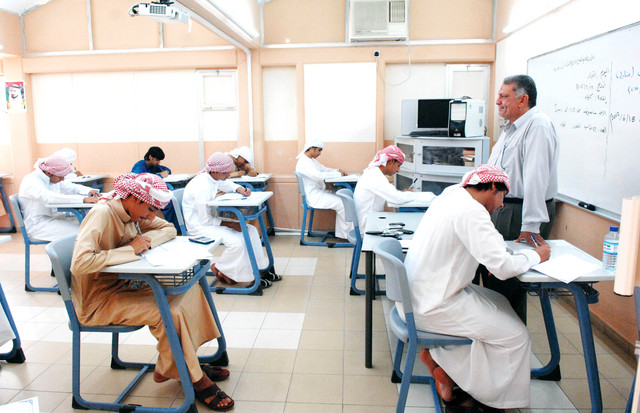 "طلبة رأس الخيمة خلال تقديم الامتحانات"
