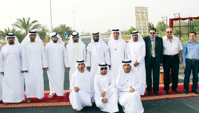 "طحنون بن محمد خلال تدشينه طريق دبي - العين"