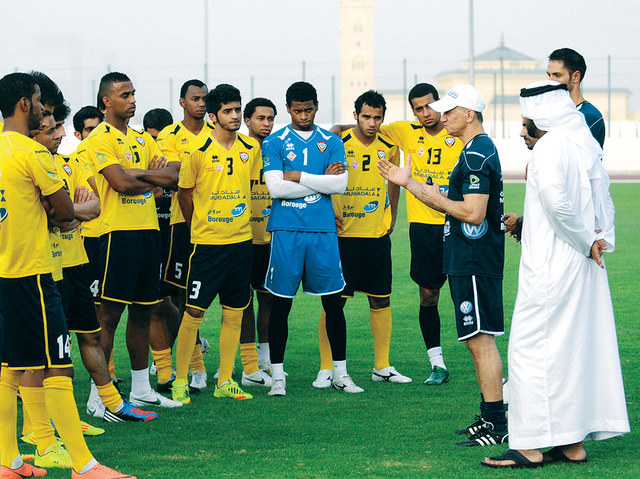 "بدر صالح يعطي تعليماته للاعبين قبل مواجهة المنتخب العماني تصوير: عبدالله بني ياس"