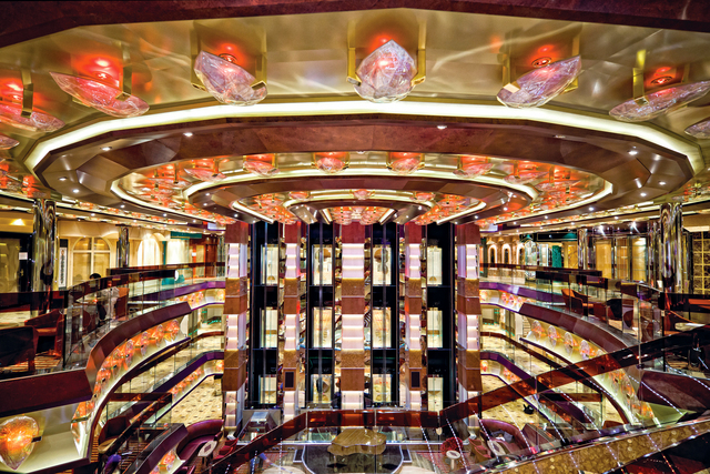 "ديكور ساحر لأروقة الباخرة"