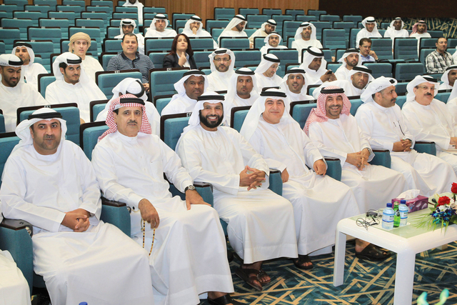 "إبراهيم عبدالملك يتوسط المرشحين خلال إجراءات التصويت"