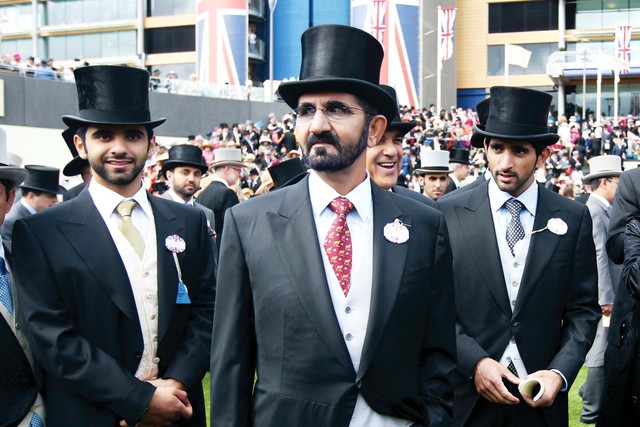 "محمد بن راشد يتوسط حمدان بن محمد ومنصور بن محمد خلال متابعتهم السباق"