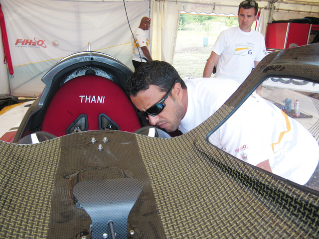 "القمزي يفحص الزورق قبل السباق"