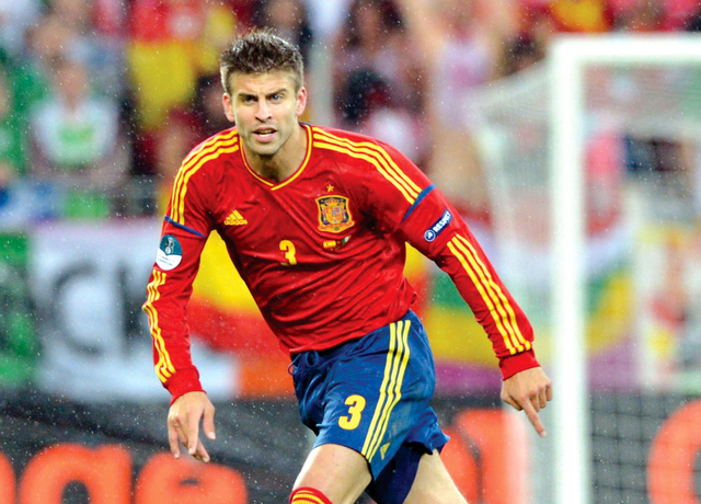 "بيكيه مكلف بايقاف بنزيمه خصمه مع الريال"