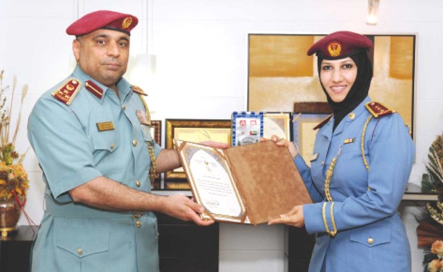 "المرزوقي يكرم فاتن المناحي"