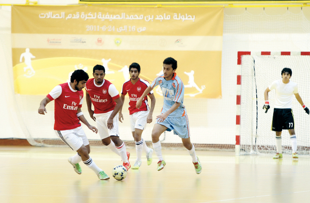 "جانب من منافسات كرة الصالات (البيان)"