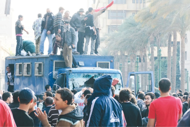 "الجيش التونسي رفض قمع المتظاهرين وكانت هناك خشية من اشتباكه بمعركة دموية مع الحرس الوطني"
