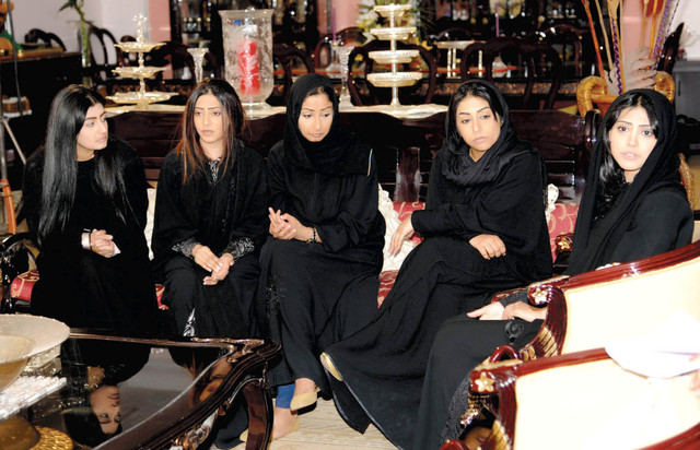 "مشهد من مسلسل\"بنات الجامعة\""