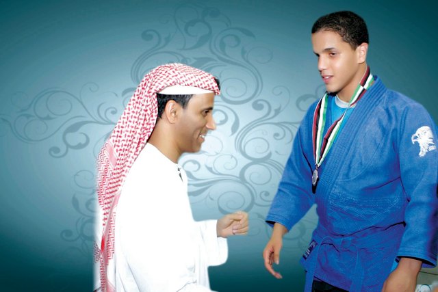 "محمد بن ثعلوب يتوج حميد الدرعي في بطولة سابقة"