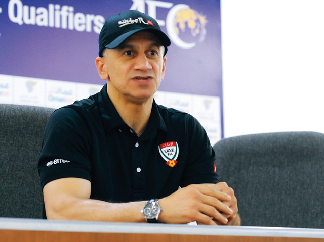 "بدر صالح يتحدث في المؤتمر الصحافي"