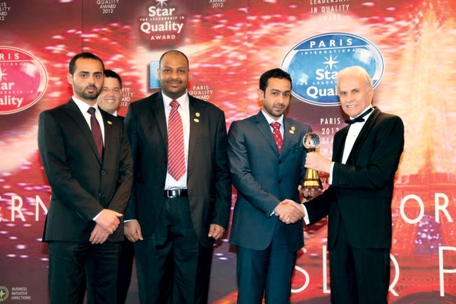 "محمد بن طحنون خلال تسلم الجائزة في باريس"