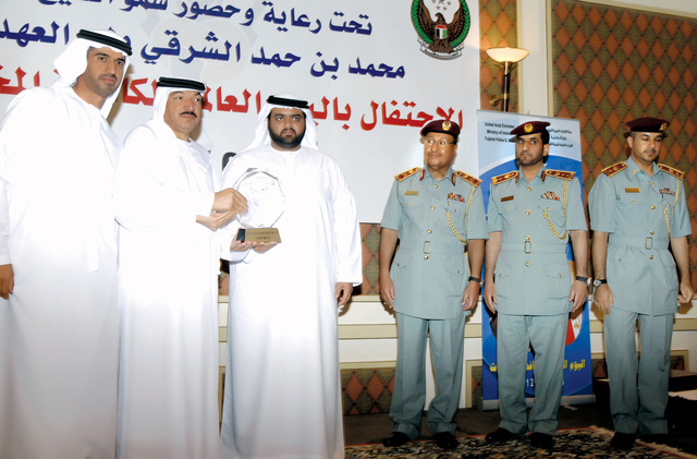 "محمد الشرقي خلال تكريم المشاركين في الاحتفال"