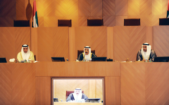 "المر يلقي كلمته خلال الجلسة الختامية"