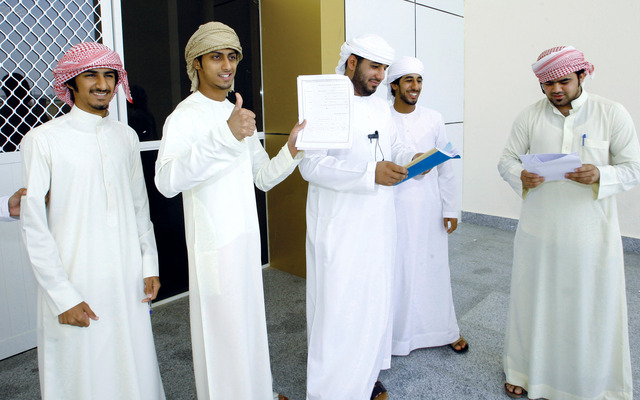 "فرحة طلبة العلمي عقب انتهاء امتحان اللغة الإنجليزية"