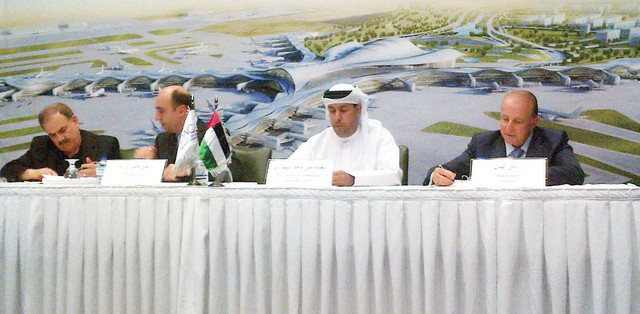 "خلال توقيع العقد مع تحالف الشركات الثلاث (من الامصدر)"