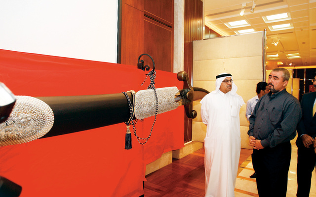 "عبد الحميد أحمد وعماد غالغاي مع السيف العملاق"