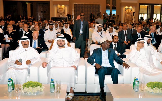 "مكتوم بن محمد خلال المؤتمر بحضور الرئيس الصومالي وأنور قرقاش وسلطان بن سليم"