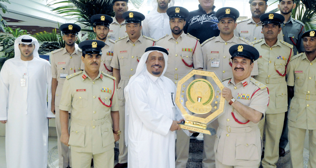 "ضاحي خلفان يتلقى درع التفوق من رفيع (من المصدر)"