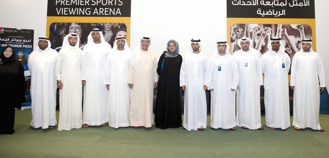 "ماجد بن محمد مع عدد من مسؤولي مهرجان عالم دبي للرياضة «من المصدر»"
