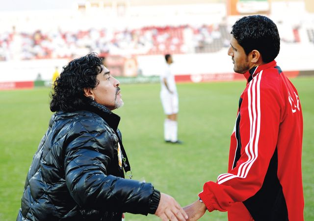 "عبدالله ناجي فى حوار مع الاسطورة مارادونا خلال منافسات الدوري (البيان)"
