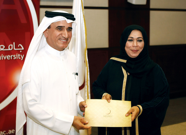 "د. سليمان الجاسم يكرم فضيلة المعيني"