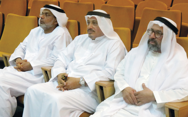 "د. جاسم الشامسي ود. حسن المرزوقي وعبدالله حسن"