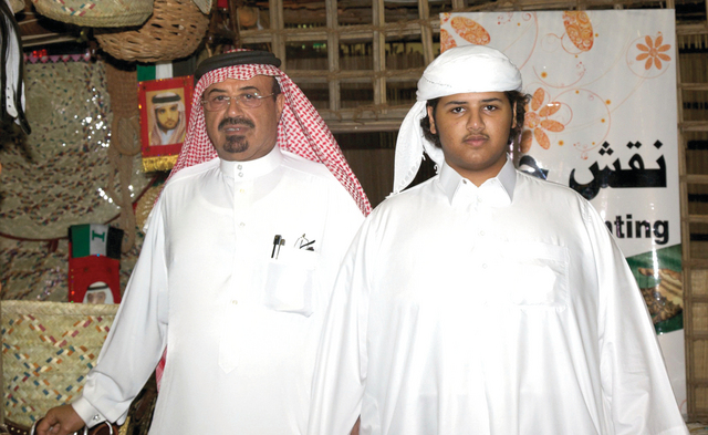 "السعودي صالح المري وابنه يحرصان على زيارة عالم مدهش (من المصدر)"