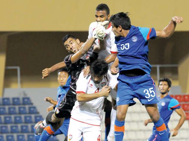 "صراع على الكرة بين لاعبي المنتخبين (من المصدر)"