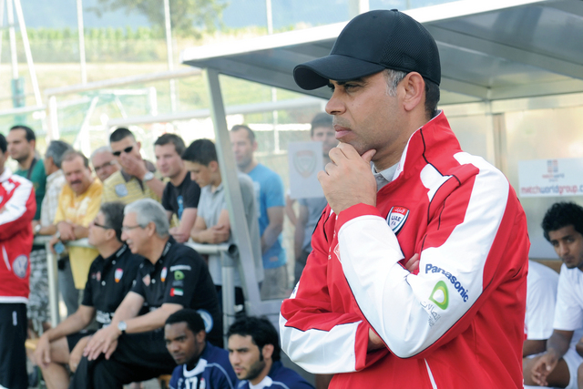 "مهدي علي مدرب المنتخب أثناء المباراة"