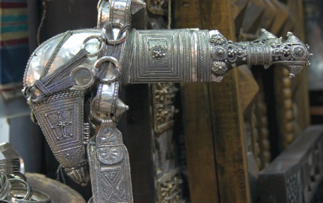 "الخنجر العربي.. قصص رونق فني ومفردات عبق تاريخي"