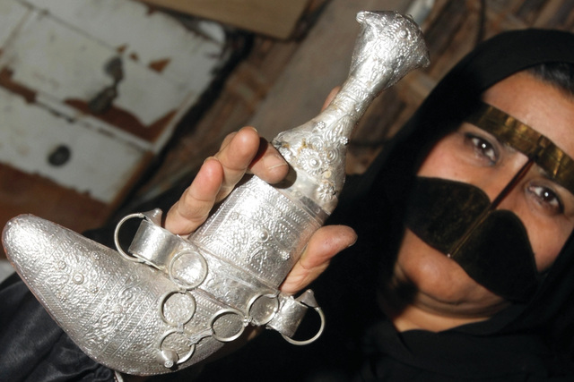 "الخنجر الإماراتي ..فنون تصميم وسمات جعلته يحوز أهمية خاصة"