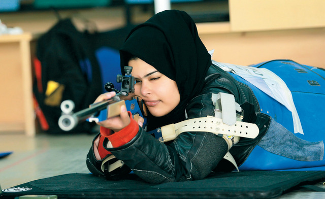 "عزة القاسمي إحدى الرياضيات المشاركات من البحرين في مسابقة الرماية (البيان)"