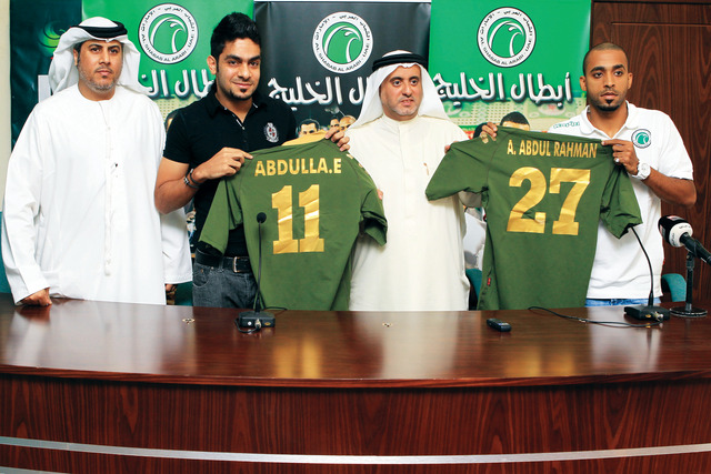 "عبد الله عيسى وعبد الله عبد الرحمن مع قميصيهما الجديدين خلال المؤتمر الصحافي (تصوير: عماد علاء الدين)"