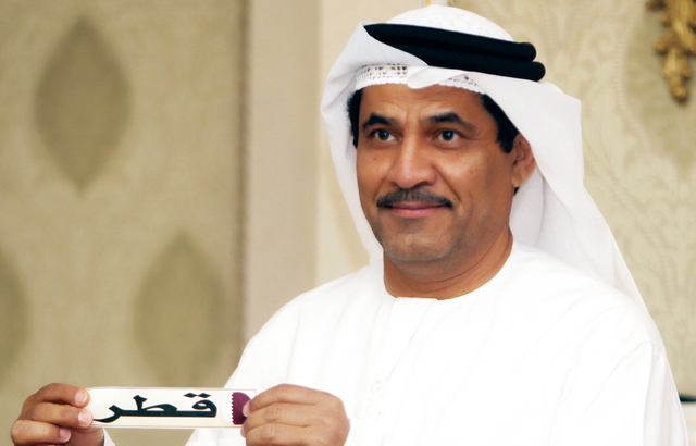 "غانم أحمد يسحب ورقة قطر خلال القرعة"