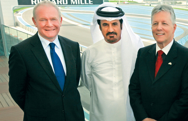 "ابن سليم مع الوزير الأيرلندي روبنسون ونائبه مكغوينيس في حلبة مرسى ياس (من المصدر)"