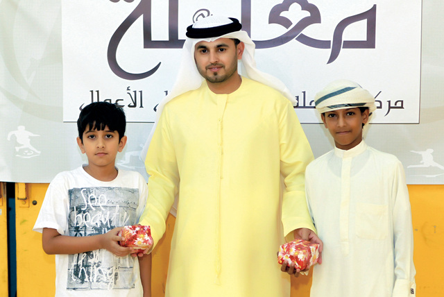 "فيصل عبد الله يسلم الفائزين جائزتيهما \"البيان\""