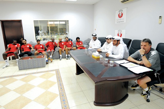 "الطنيجي وحاجي في لقائهما مع اللاعبين\t \"من المصدر\""