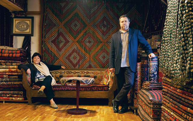 "صورة لأول بائعة سجاد في تركيا من أعمال عبد الجليل الناصر"