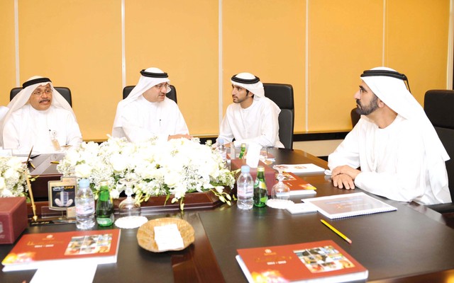 "محمد بن راشد خلال زيارته التفقدية لوزارة التربية بحضور حمدان بن محمد وحميد القطامي وعلي السويدي   \tتصوير: سيف محمد"